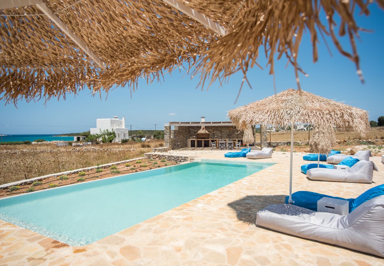Villa in Xifara - Funky holiday villa with pool, next to the beach